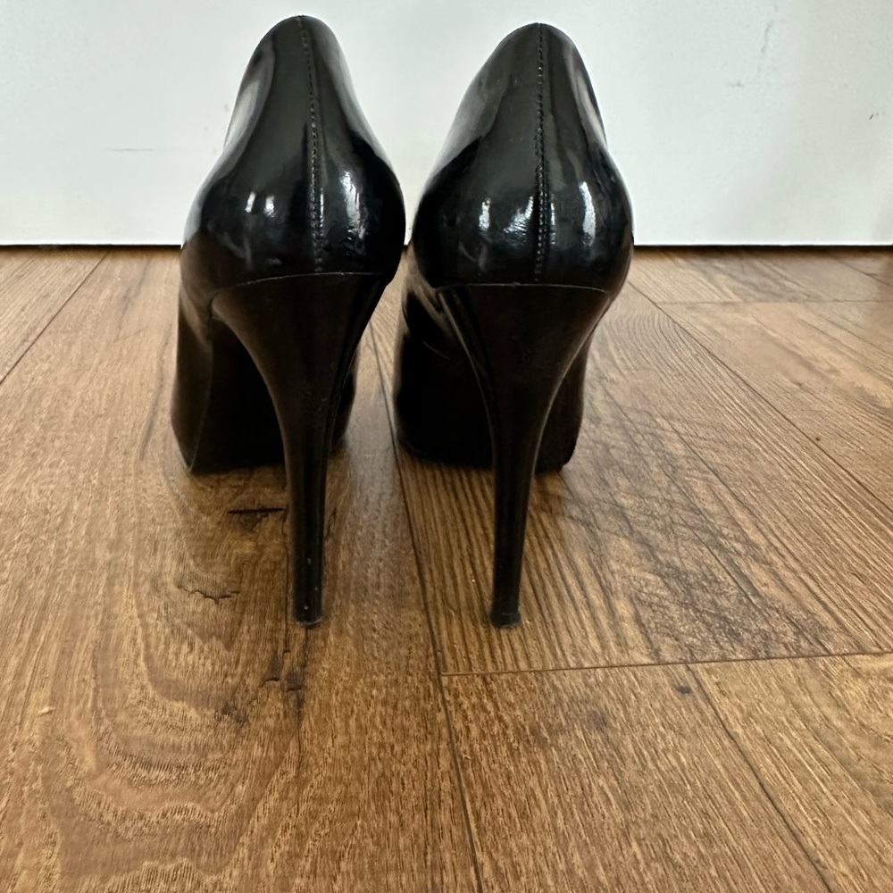 Guess Patent Leather Black Peep-toe Pumps, Size 6 - Picture 2 of 2